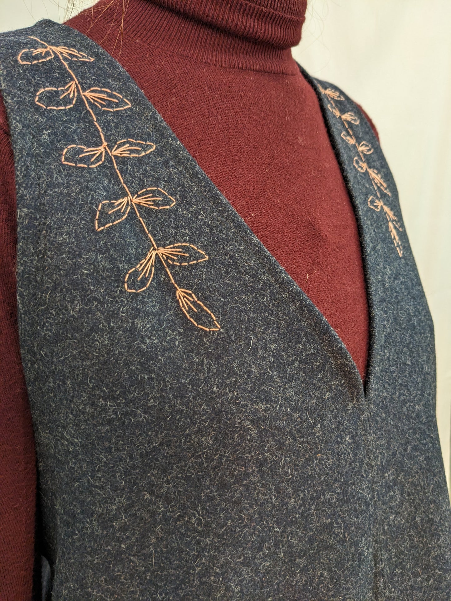 Vestito in lana ricamato a mano.