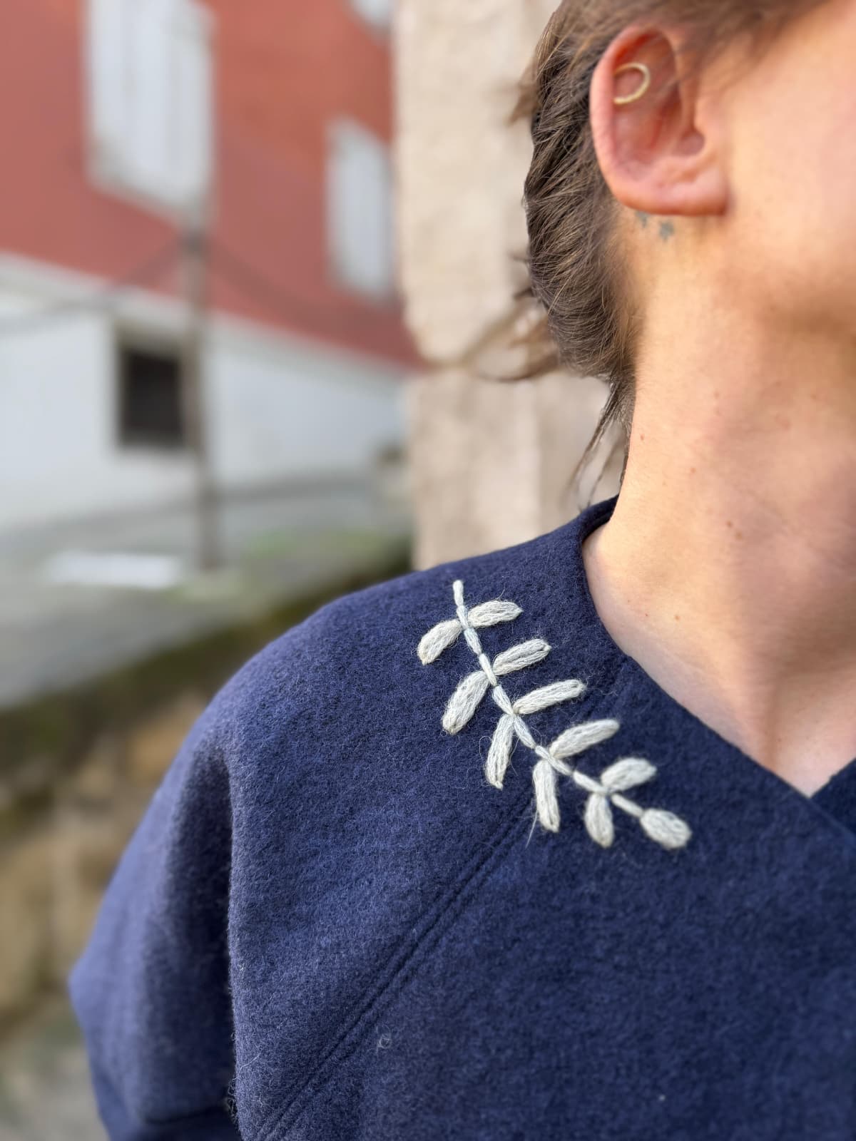 Giacca in lana ricamata a mano