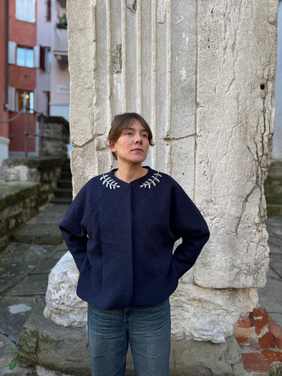 Giacca in lana ricamata a mano