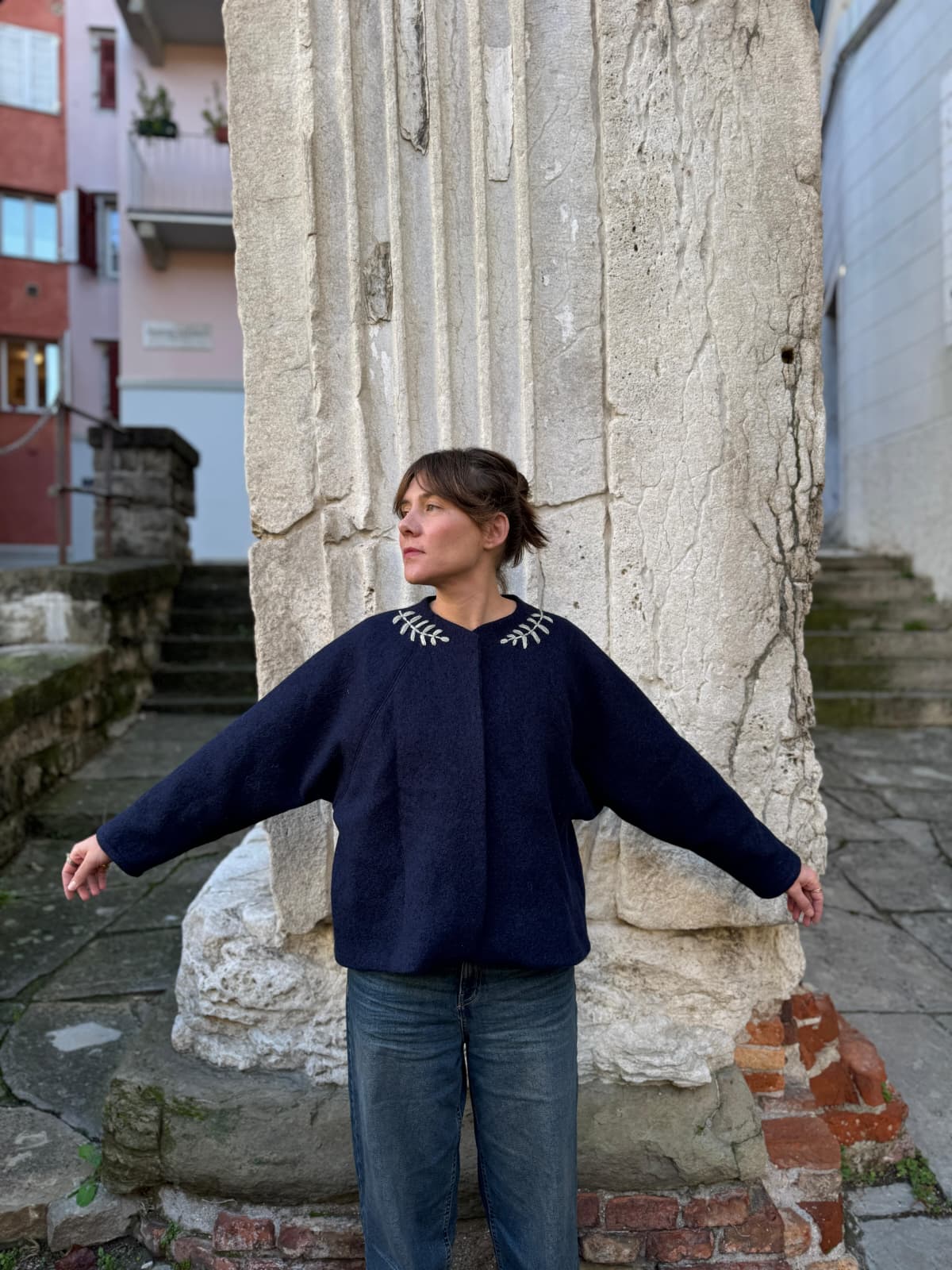 Giacca in lana ricamata a mano