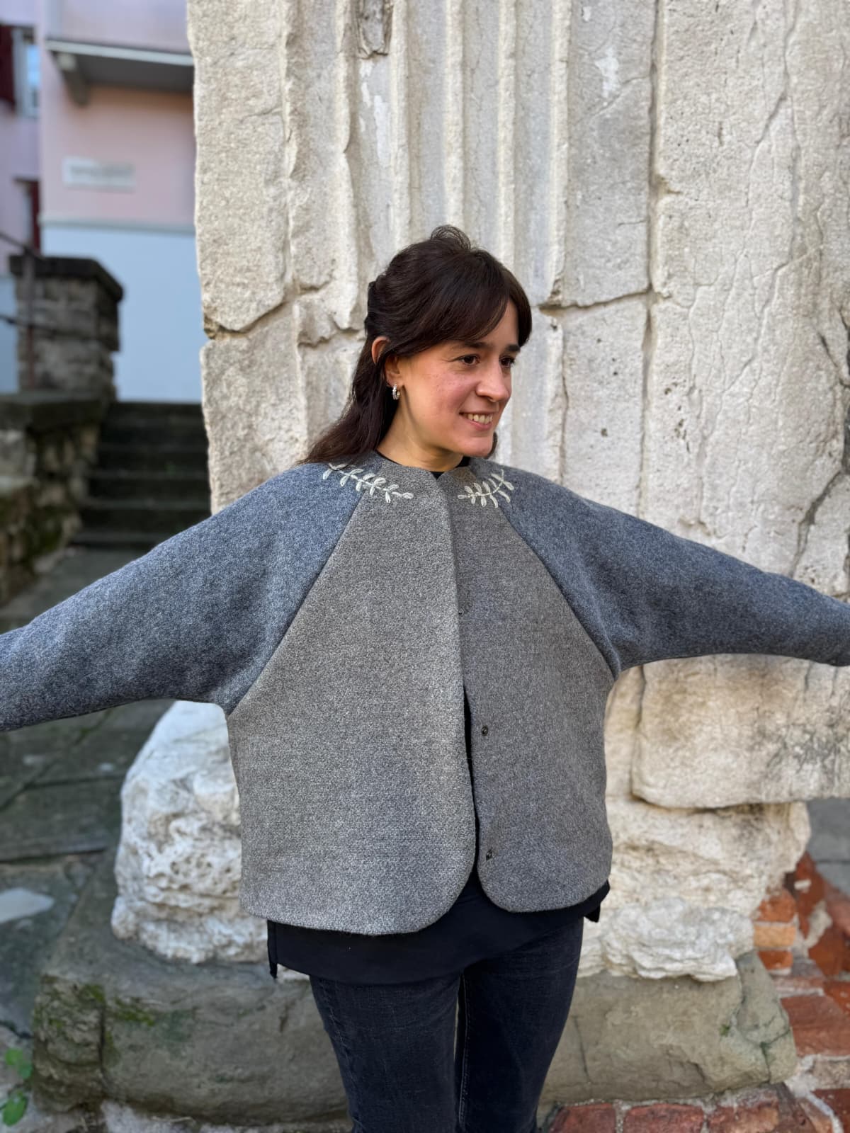 Giacca in lana ricamata a mano