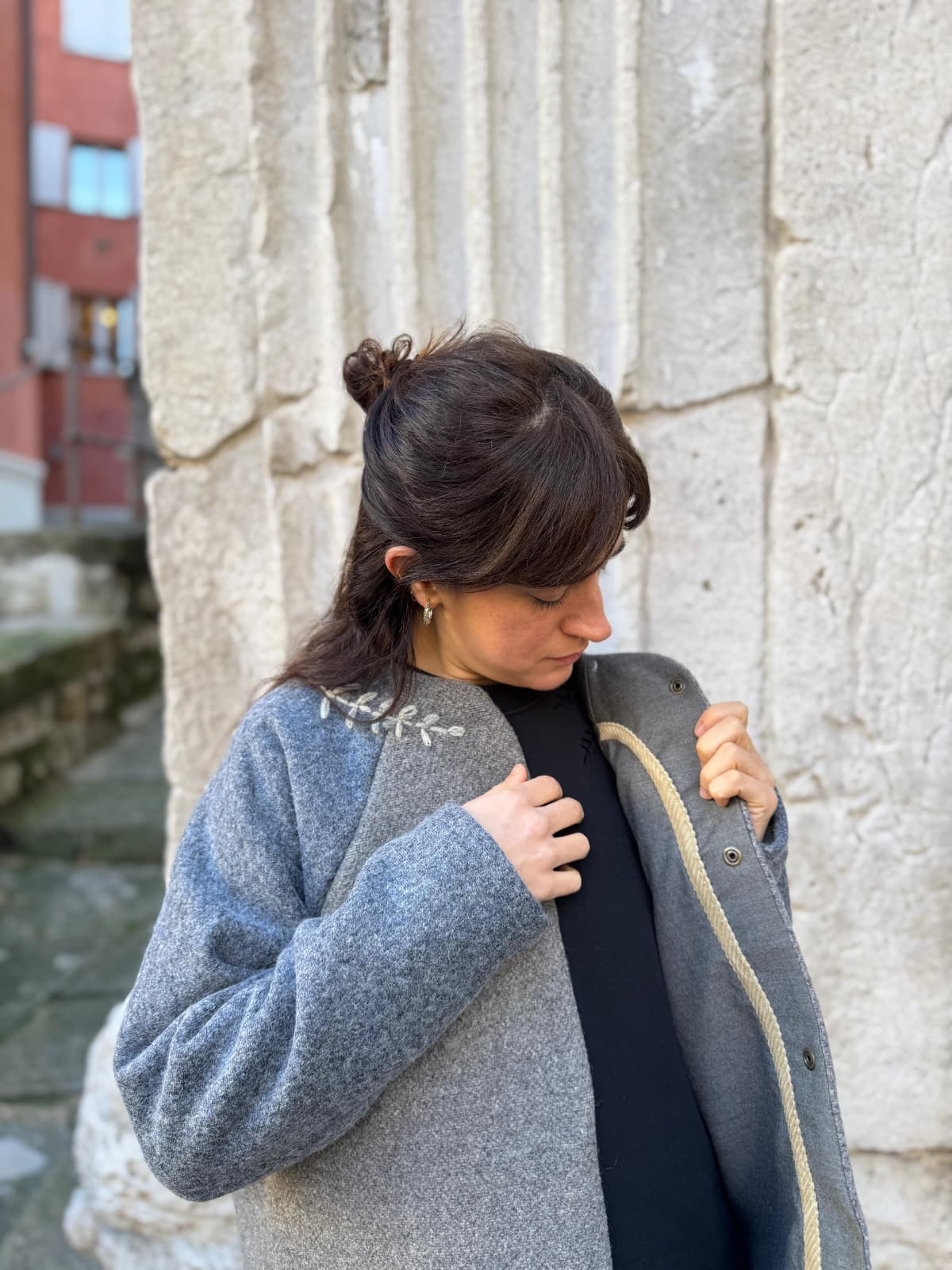 Giacca in lana ricamata a mano