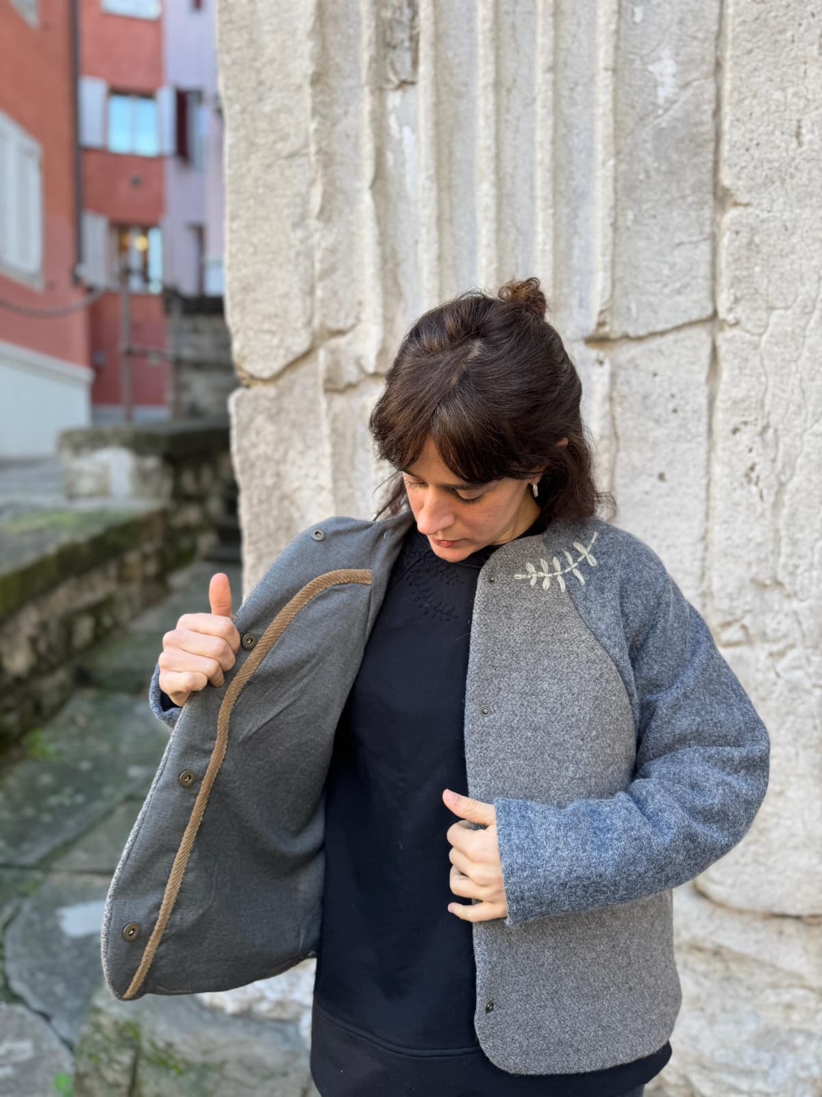 Giacca in lana ricamata a mano