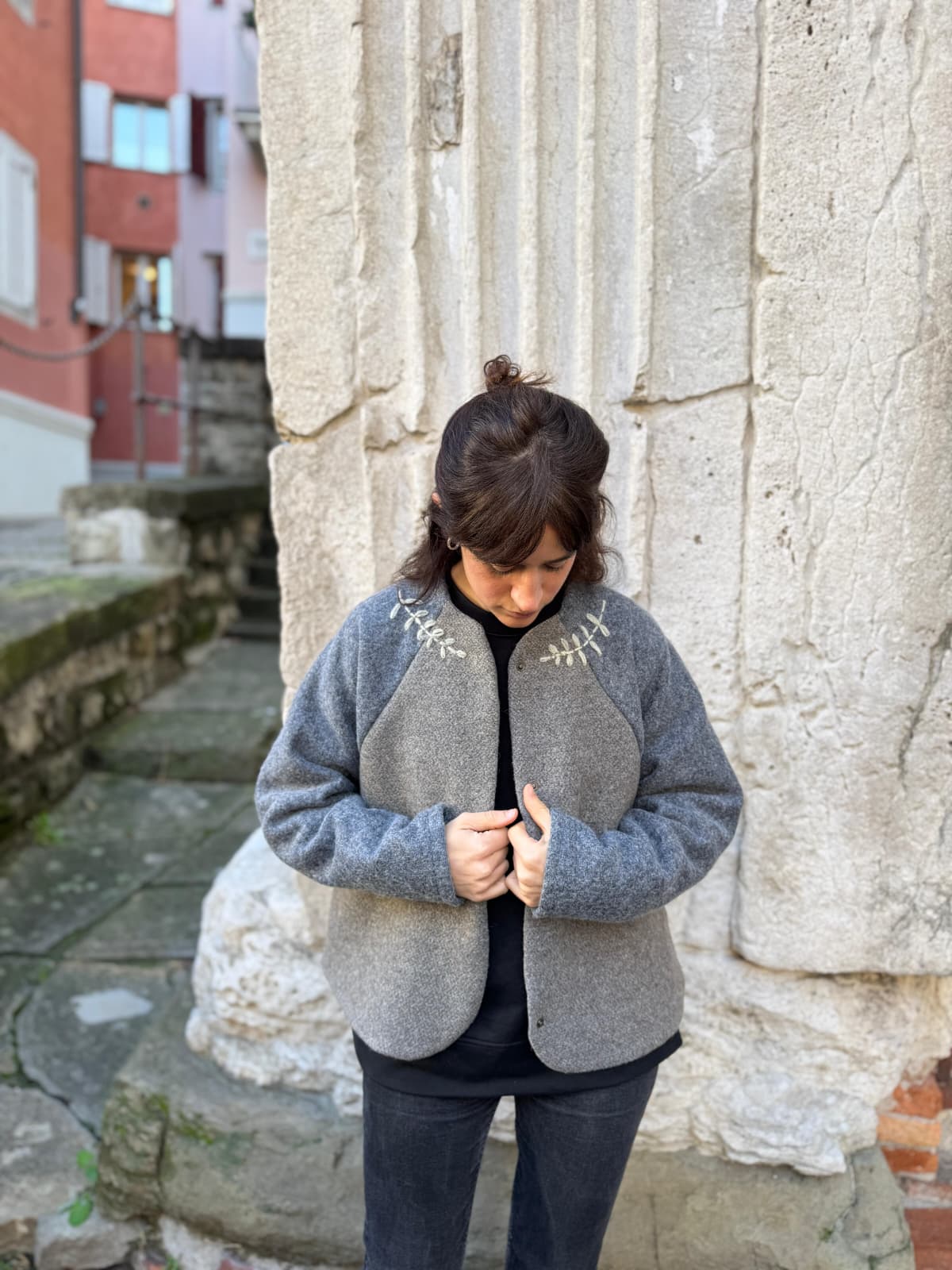 Giacca in lana ricamata a mano