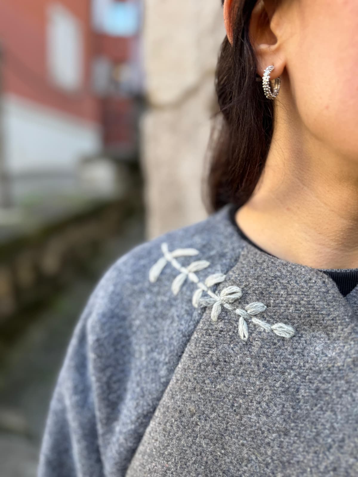 Giacca in lana ricamata a mano