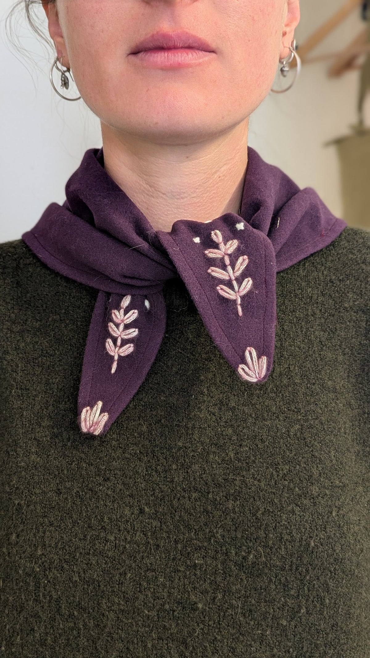 Foulard in lana ricamato
